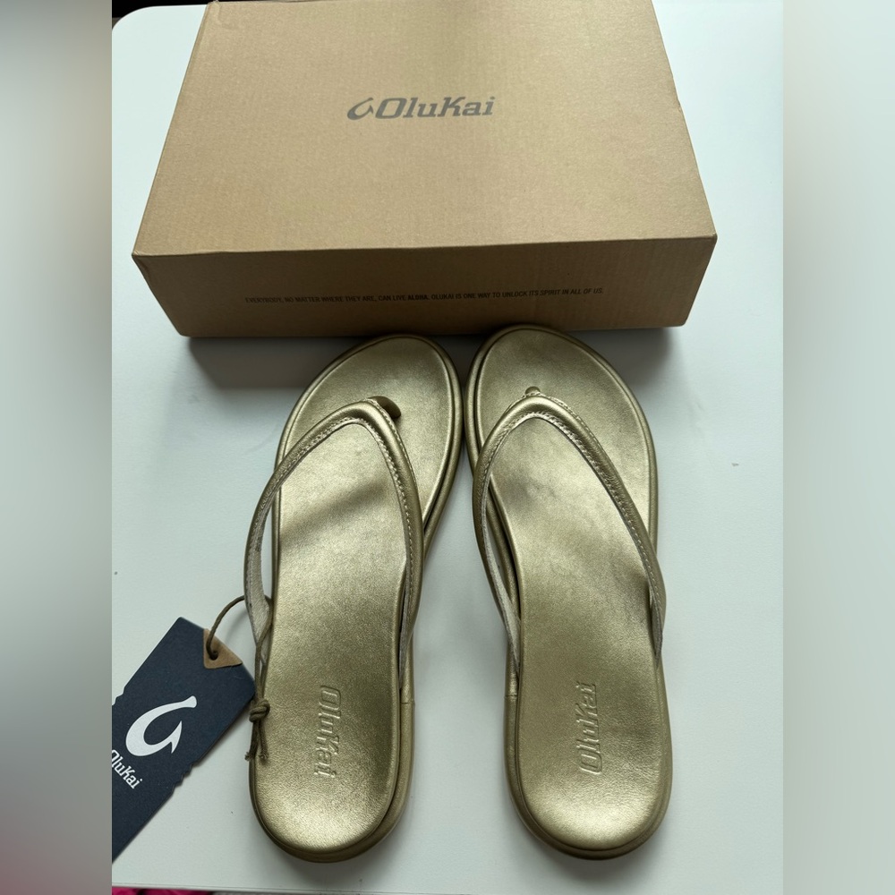 OluKai Metallic Gold Sandals Flip Flops Size 7 New in Box